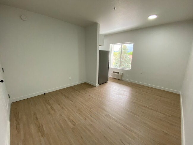 Building Photo - Completely Renovated Apartment!