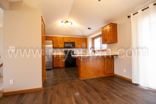 Building Photo - Must See! Well maintained 3 Bedrooms 2.5 B...