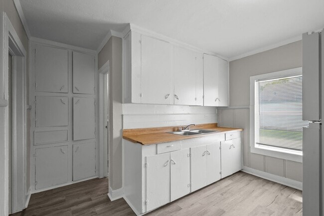 Building Photo - Lovely 1 Bedroom / 1 Bath