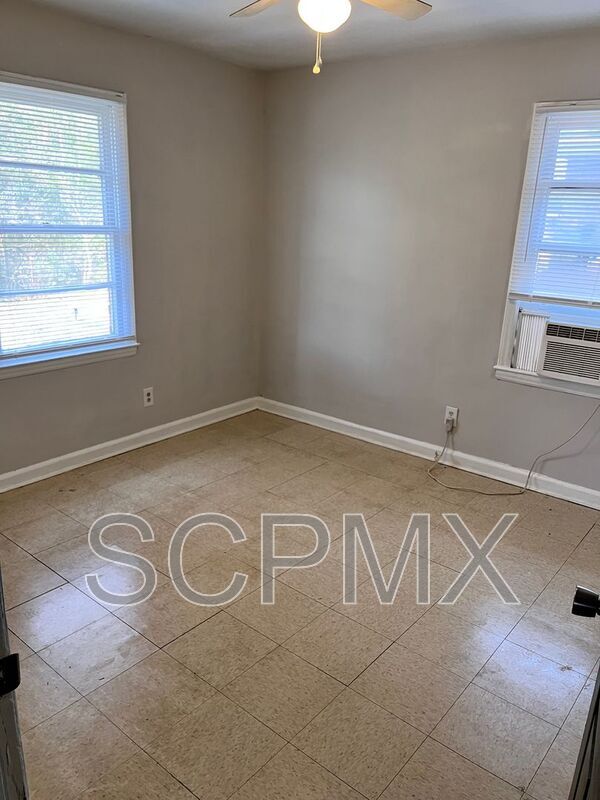 Building Photo - 2428 Crestview Dr