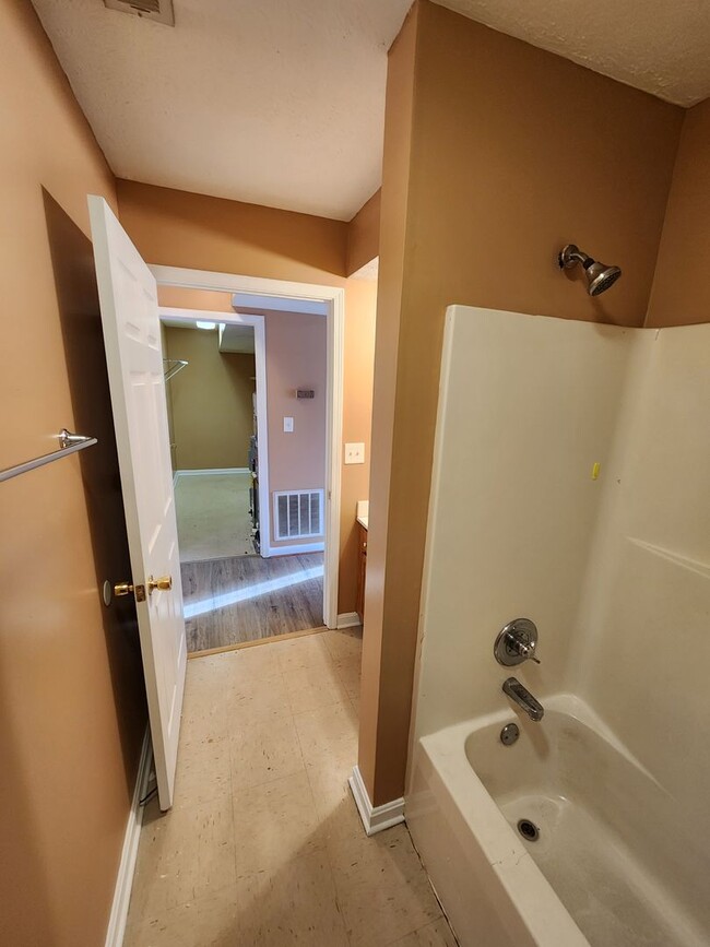 Building Photo - Spacious 2 bedroom 1st floor apartment wit...