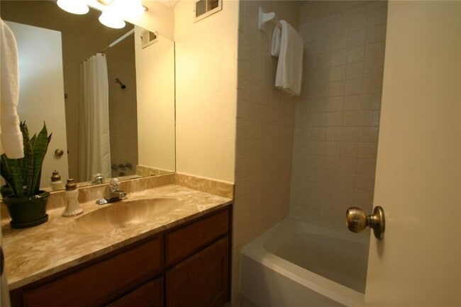 Building Photo - 4203 Dauphine Dr