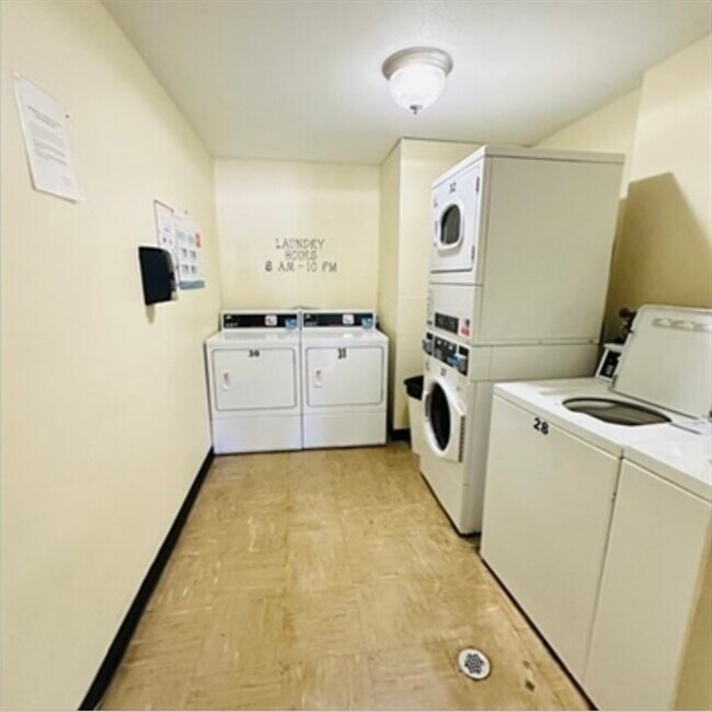 Building Photo - 8 Shadowbrook Ln