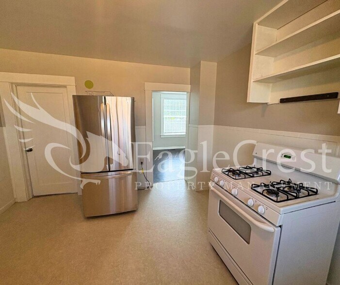 Building Photo - Charming 3BR Home with Spacious Yard & Bonus Living Space! $200.00 OFF 2nd Month Rent!!