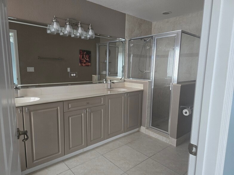 Master Bathroom - 802 King Neptune Ln