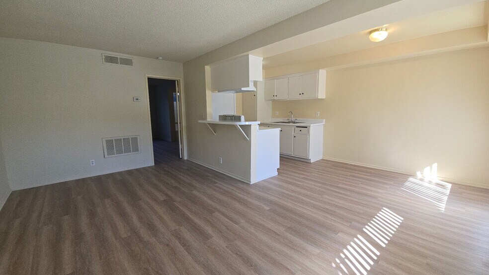 Building Photo - 1001 E Stearns Ave