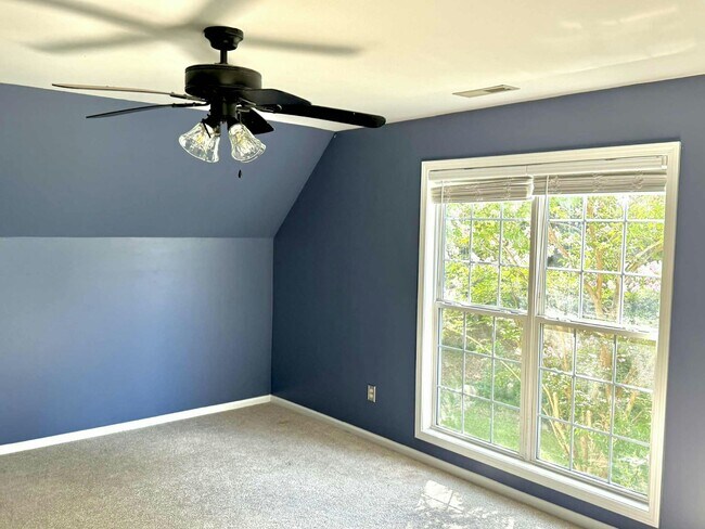 Building Photo - 170 Blue Ln