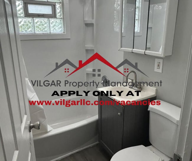 Building Photo - Step into this freshly updated 3 bed, 1 ba...