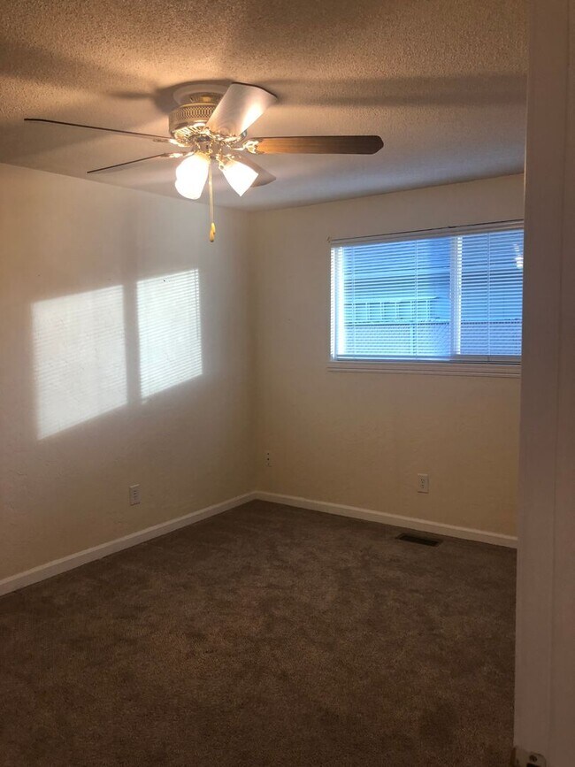 Building Photo - Spacious 3-bedroom, 2 bath home in SE Albany