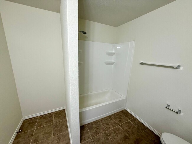 Building Photo - Beautiful 3 bedroom, 2.5 bathroom with an office in a prime New Braunfels location!