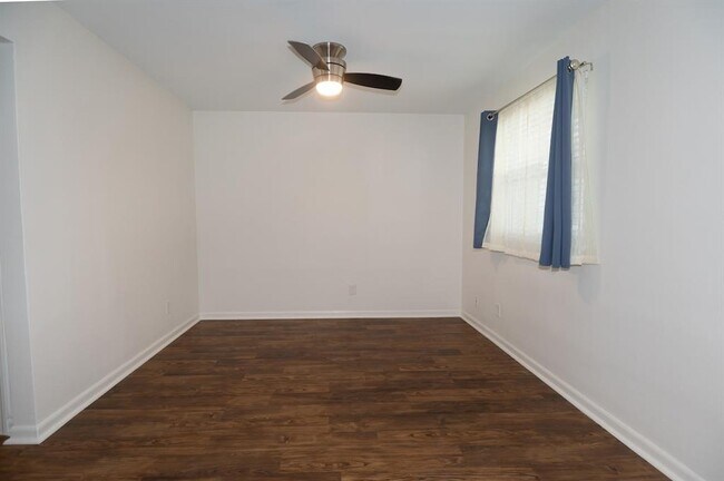 Building Photo - 2401 Manor Rd