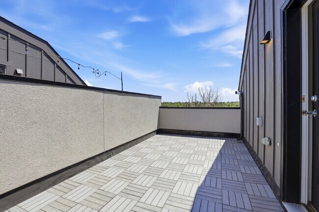Building Photo - $2,745.95, 2-bed, 2.5 bath, located in Denver with a Rooftop Patio