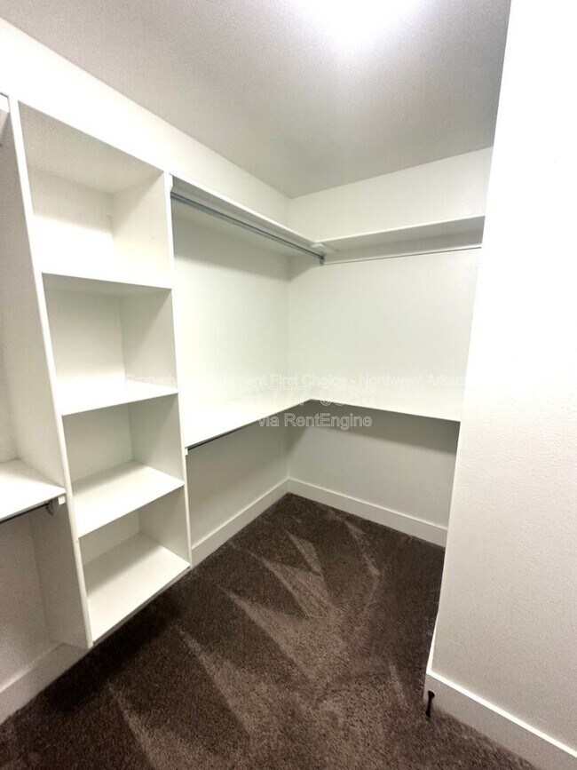 Building Photo - 3600 SW Brittany Rd