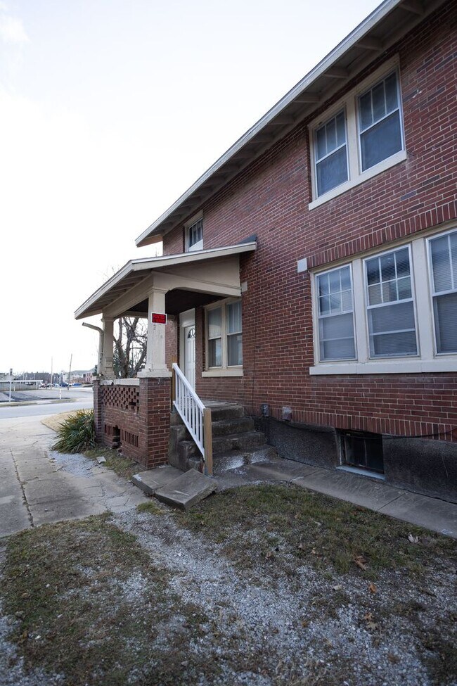 Building Photo - 427 E Cherry St