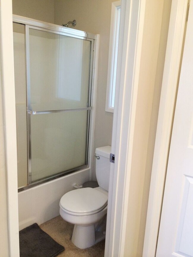 Building Photo - 2 Bedroom, 2.5 bath DETACHED condo in Oak ...