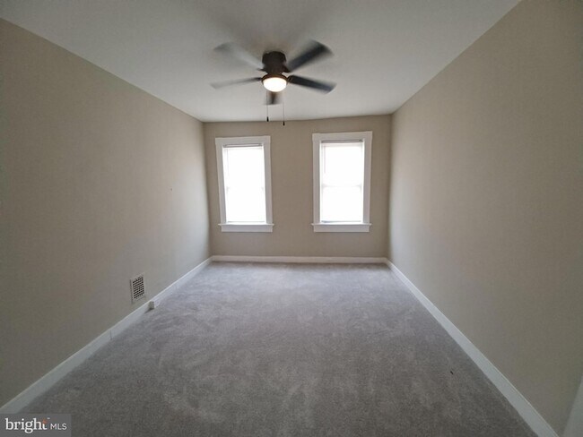 Building Photo - 711 N Streeper St