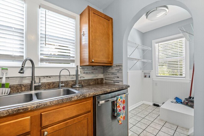 Building Photo - 805 W Ash St