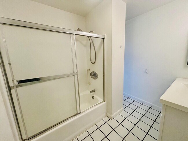 Building Photo - Charming 3-Bedroom with 2 Full Baths on th...