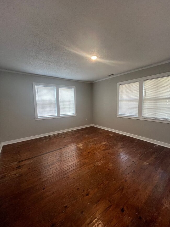 Building Photo - Newly Renovated Unit in Heart of Memphis