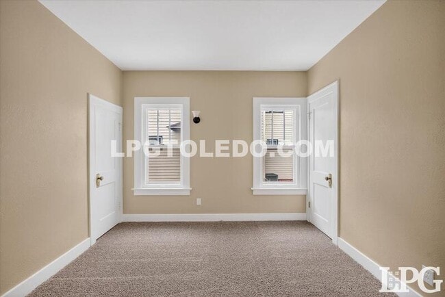 Building Photo - 4136 N Lockwood Ave