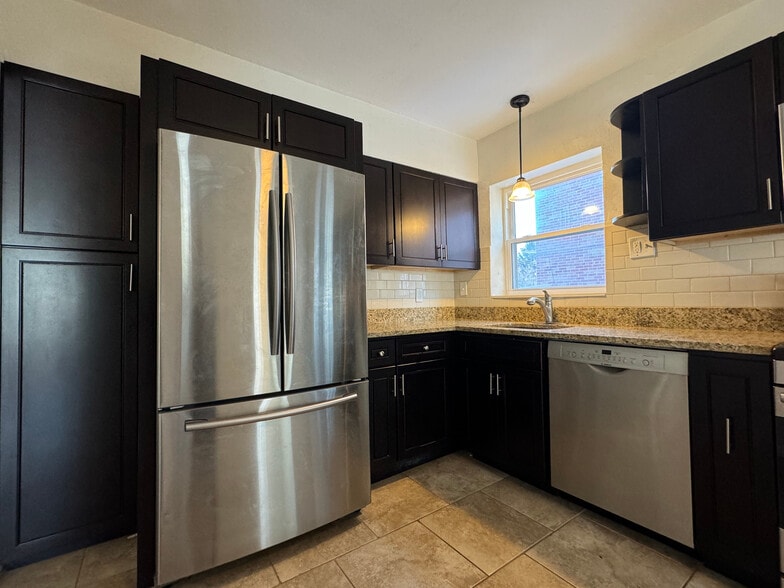 Building Photo - 422 S Hanley Rd