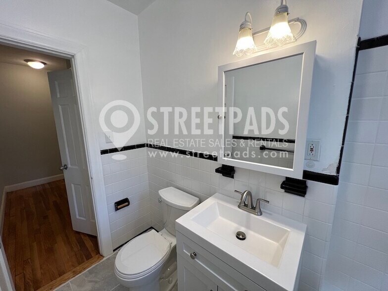 Building Photo - 1153 Beacon St