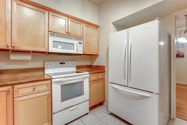 Building Photo - 2255 Braeswood Park Dr