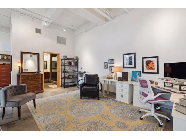 Building Photo - 700 N Washington Ave