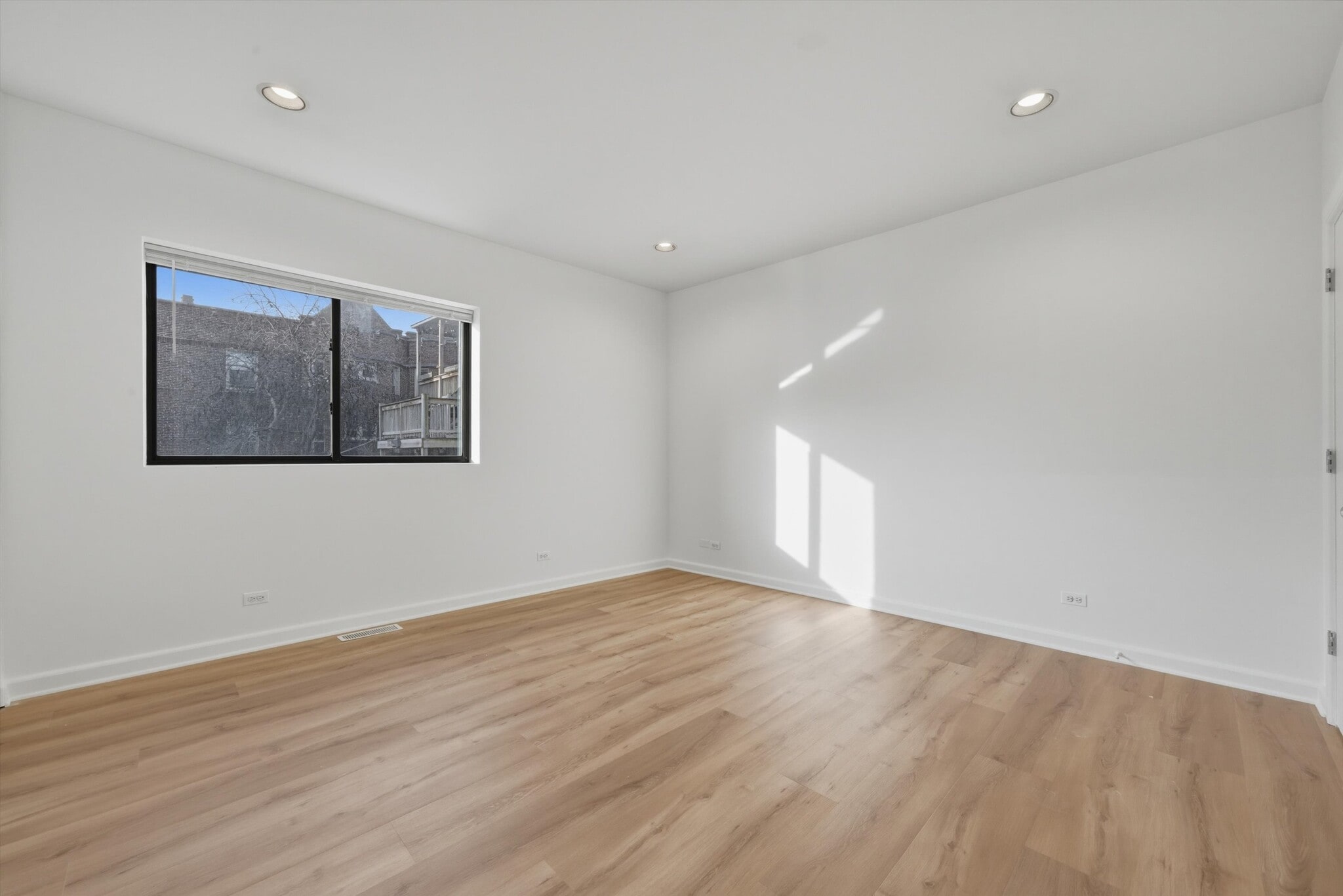 Building Photo - 4537 N Greenview Ave