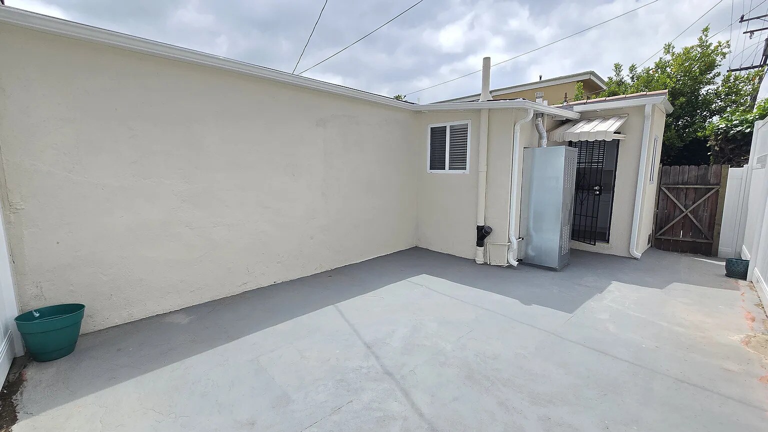 Private Patio - 1041 N Edinburgh Ave