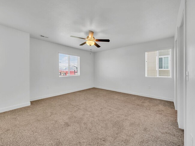 Building Photo - Herriman 3 Bedroom Townhouse Ready to be Called Home!