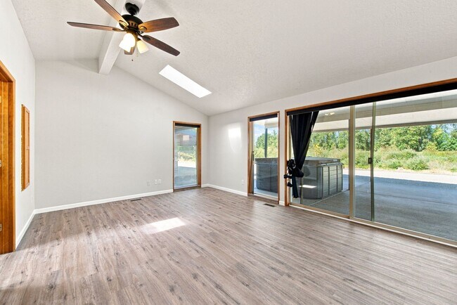 Building Photo - 39601 Santiam Bluffs Rd NE