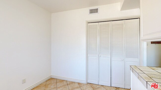 Building Photo - 144 N Hamilton Dr