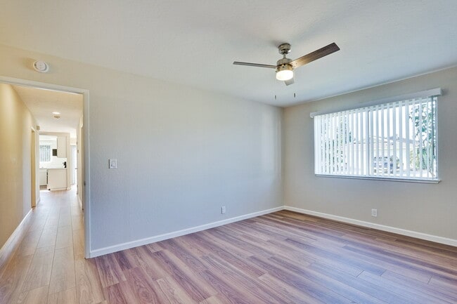 Building Photo - Newly Remodeled 3BR, 2BA, 1,117sf Duplex w...