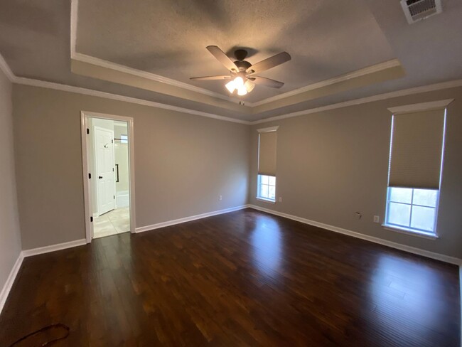 Building Photo - 3 Bedroom House located off Burbank near S...