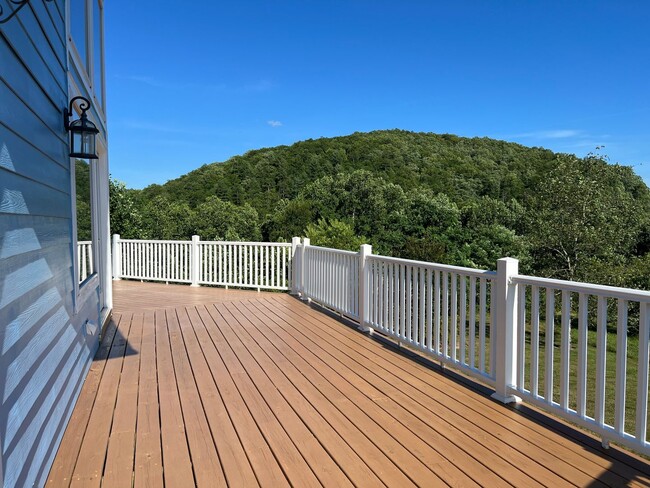 Building Photo - Spacious Home in Hendersonville, NC