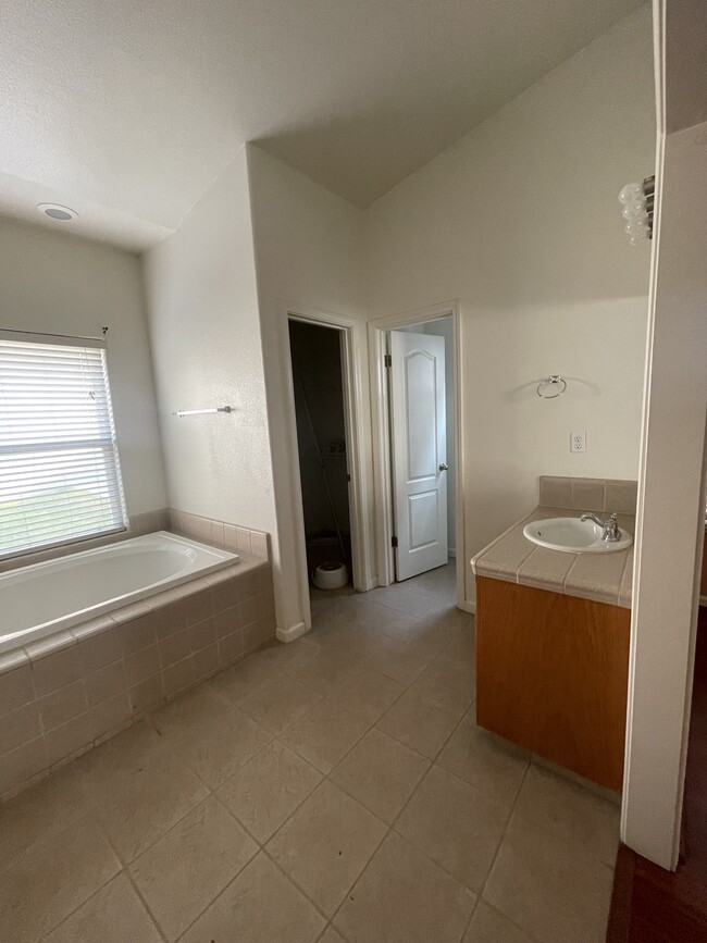 Master Bathroom Right side - 5648 W Millbrae Ave