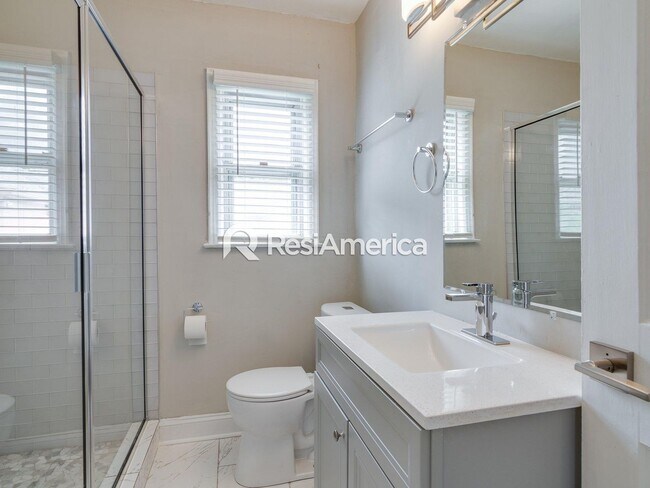 Building Photo - Beautiful 2BR/1B home in a peaceful neighb...