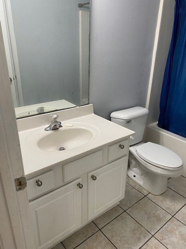 Building Photo - Welcome to this charming 3 bedroom, 2 bath...