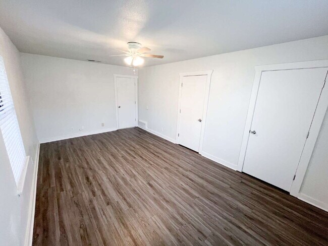 Building Photo - Adorable, Renovated 3/1 House with a Large Metal Shop