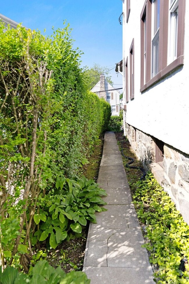 Building Photo - Renovated Home!