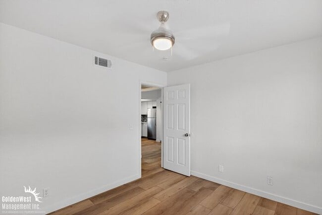 Building Photo - Stylish 2Bdm 1Ba Apartment with Fireplace in Phoenix - MI Special!