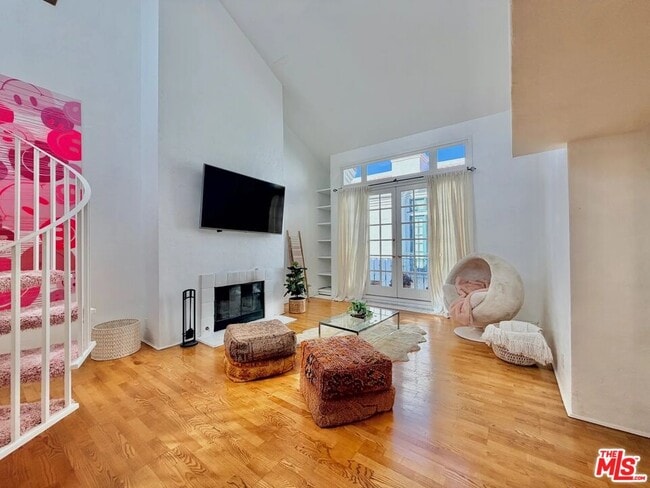 Building Photo - 1123 Flores St