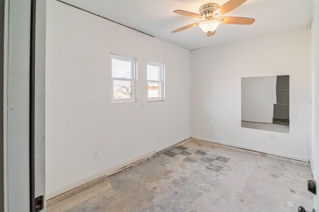 Building Photo - 814 Carson Dr