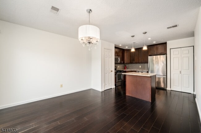 Building Photo - 11 Colton Cir