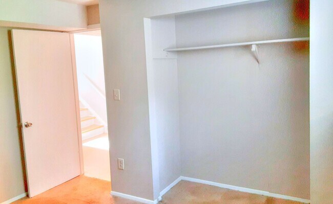 Building Photo - 2421 Camellia Dr