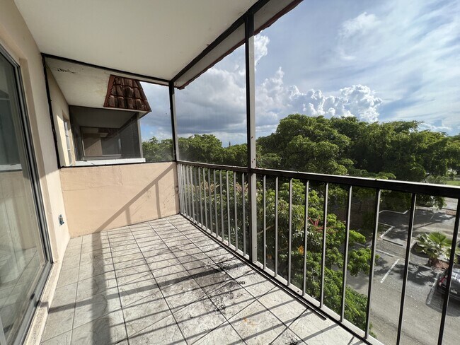 Building Photo - 4158 Inverrary Dr