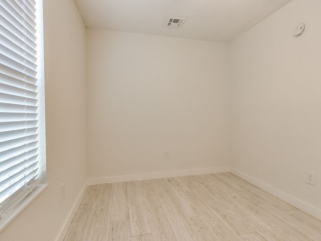 Building Photo - 4 bedroom 2 bath home in Tecumseh!