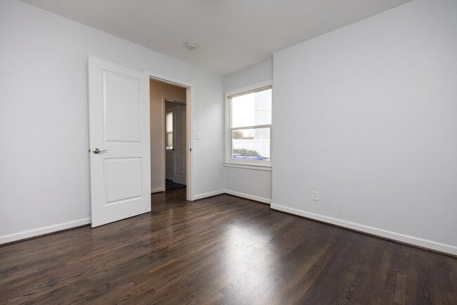 Building Photo - 4550 NE 14th Pl