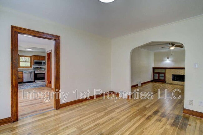 Building Photo - 4226 NE Antioch Rd